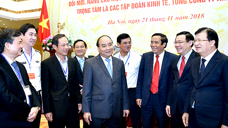 Thủ tướng trao đổi với các đại biểu dự hội nghị.