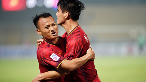 Trọng Hoàng ăn mừng bàn thắng mở tỷ số cùng Tiến Linh.