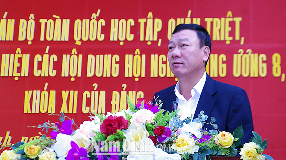 Đồng chí Đoàn Hồng Phong, Ủy viên BCH Trung ương Đảng, Bí thư Tỉnh ủy, Trưởng đoàn Đoàn đại biểu Quốc hội của tỉnh phát biểu kết luận hội nghị tại điểm cầu tỉnh Nam Định.