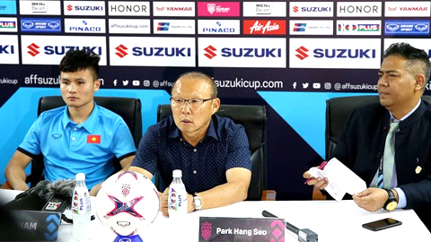 HLV Park và Quang Hải tại buổi họp báo sau trận.