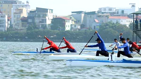 Các VĐV thi đấu cự ly 1.000m đôi nam Canoeing tại CLB đua thuyền Hồ Tây. 