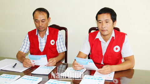 Cán bộ Hội Chữ thập đỏ huyện Ý Yên chuẩn bị nội dung tuyên truyền pháp luật cho hội viên và nhân dân.