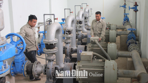 Công nhân Nhà máy cấp nước sạch KCN Bảo Minh (Vụ Bản) vận hành thiết bị cung cấp nước sạch.