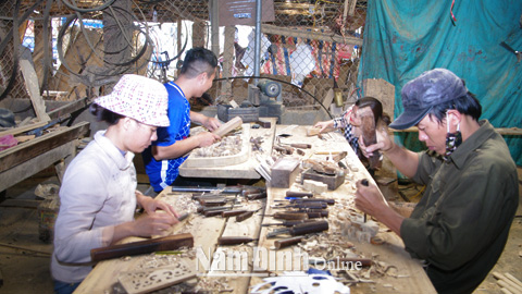 Cơ sở sản xuất đồ mộc mỹ nghệ của anh Phạm Hải Chiều, xóm Đông An, xã Xuân Tân (Xuân Trường) tạo việc làm, thu nhập cho 25 lao động.