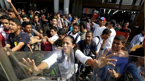 Người dân Venezuela biểu tình phản đối chính quyền. 