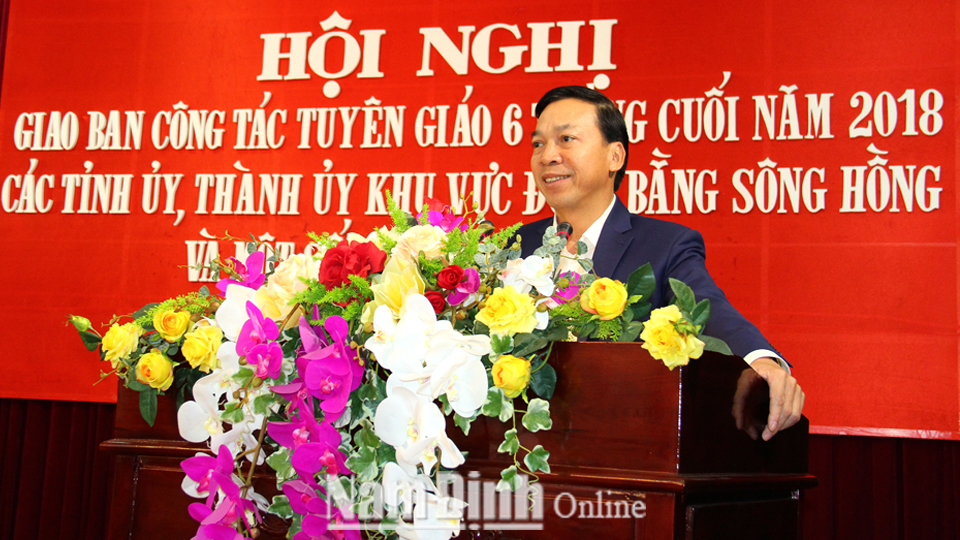 Đồng chí Trần Văn Chung, Phó Bí thư Thường trực Tỉnh ủy, Chủ tịch HĐND tỉnh phát biểu chào mừng hội nghị.