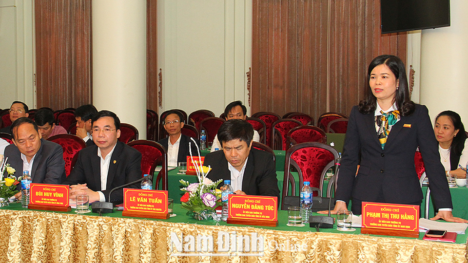 Đồng chí Phạm Thị Thu Hằng, Ủy viên Ban TVTU, Trưởng ban Tuyên giáo Tỉnh ủy phát biểu tại hội nghị.