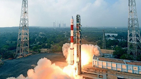 Tên lửa đẩy PLSV-C43 rời khỏi bệ phóng từ Trung tâm vũ trụ Satish Dhawan nằm trên đảo Sriharikota, Ấn Độ, ngày 29-11. Ảnh: Twitter 