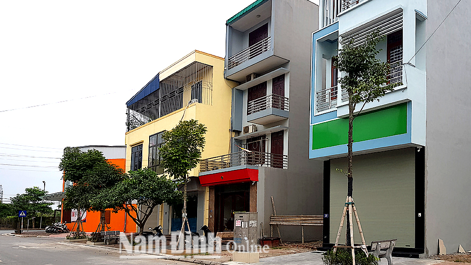 Xu hướng sử dụng cửa cuốn khá phổ biến tại các nhà mặt phố. (Trong ảnh: Nhà ở lắp đặt cửa cuốn trên đường Võ Nguyên Giáp - TP Nam Định).