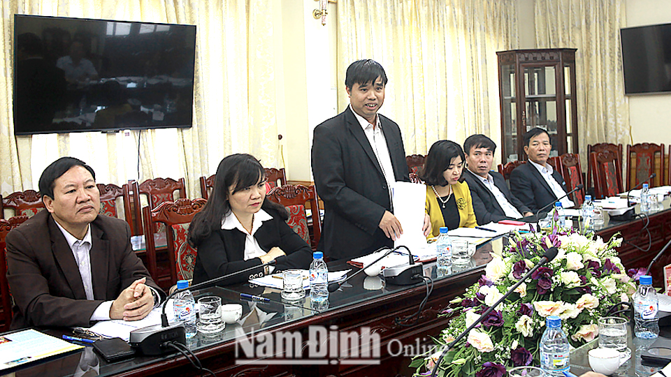 Đại diện Liên đoàn Lao động tỉnh kiến nghị các giải pháp khởi kiện các đơn vị nợ đọng BHXH với Đoàn giám sát Hội đồng Quản lý Bảo hiểm xã hội Việt Nam.