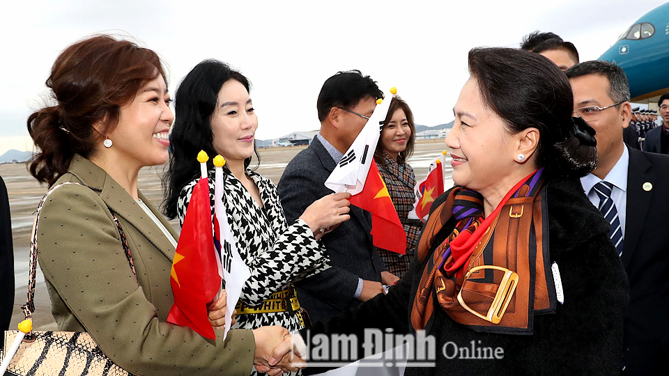 Cán bộ, nhân viên Đại sứ quán Việt Nam tại Hàn Quốc đón Chủ tịch Quốc hội Nguyễn Thị Kim Ngân tại Sân bay Gimhae, Thành phố Busan. Ảnh: Trọng Đức - TTXVN