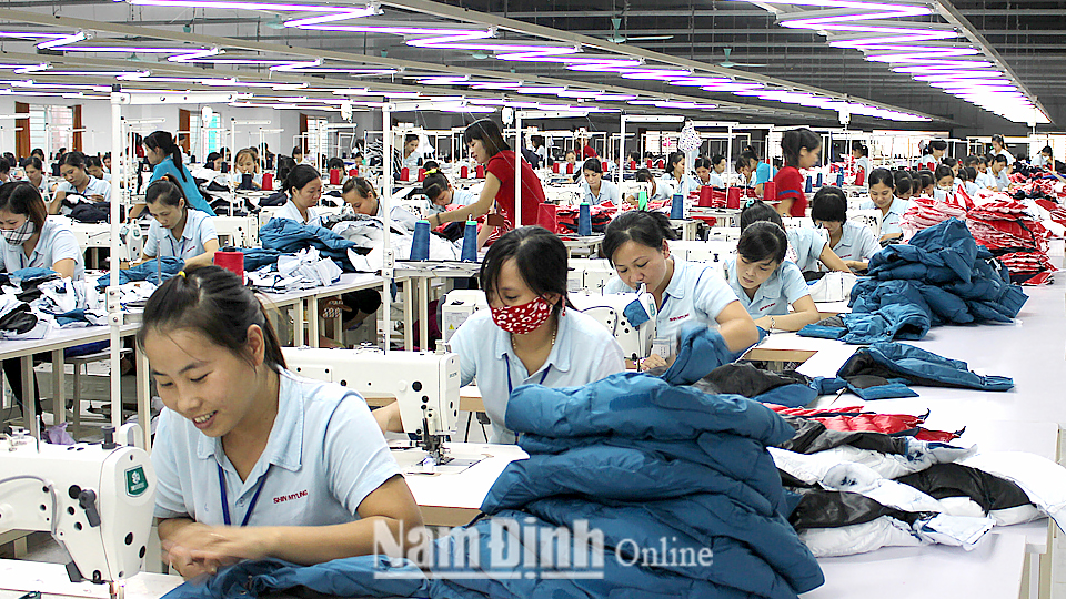 Công ty trách nhiệm hữu hạn Shin Myung First ViNa, xã Trung Đông (Trực Ninh) tạo việc làm cho trên 400 lao động.