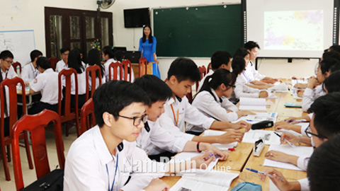 Cô và trò Trường Trung học phổ thông Trần Hưng Đạo (Thành phố Nam Định) trong một giờ học.  Bài và ảnh: lam hồng