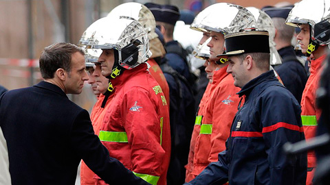 Tổng thống Macron gặp gỡ lực lượng an ninh tại hiện trường bạo loạn ở Paris ngày 2-12.  Ảnh: AFP