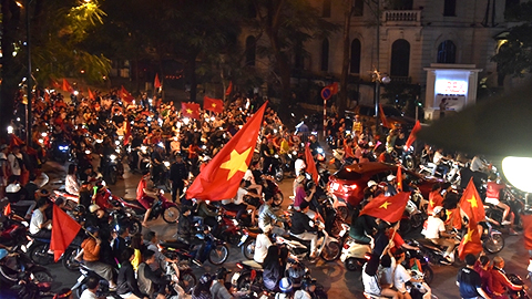 Không khí náo nhiệt trên khắp các tuyến đường của Thủ đô khi hàng nghìn người hâm mộ đổ ra đường ăn mừng chiến thắng của đội tuyển Việt Nam.