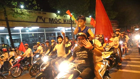 Dù đã về khuya nhưng người dân ở TP Biên Hòa, tỉnh Đồng Nai vẫn ra đường ăn mừng chiến thằng của đội tuyển ngày càng đông.