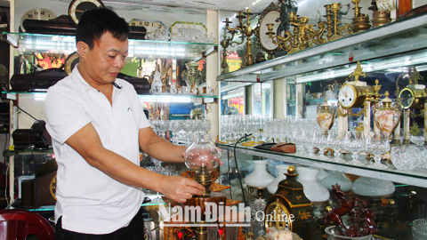 Khách hàng tham quan lựa chọn đèn dầu cổ tại cửa hàng số 70 Hàng Cấp (Thành phố Nam Định).