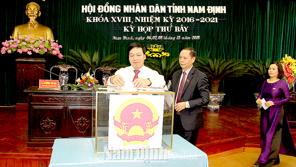 Đồng chí Trần Văn Chung, Phó Bí thư Thường trực Tỉnh ủy, Chủ tịch HĐND tỉnh cùng các đồng chí Thường trực HĐND tỉnh bỏ phiếu tín nhiệm đối với những người giữ chức vụ do HĐND tỉnh bầu.