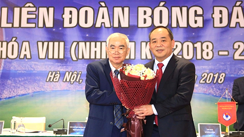 Thứ trưởng Lê Khánh Hải nhận hoa chúc mừng khi đắc cử chức Chủ tịch VFF khóa VIII