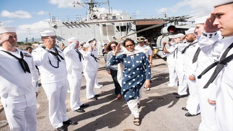 Bộ trưởng Quốc phòng Ấn Ðộ N.Xi-tha-ra-man thăm tàu chiến của Mỹ ở Ha-oai. Ảnh IEU
