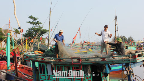Ngư dân xã Nghĩa Thắng (Nghĩa Hưng) chuẩn bị ngư cụ để khai thác hải sản.