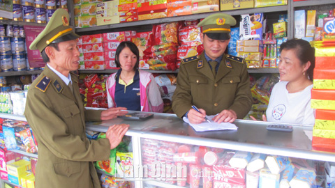 Lực lượng Quản lý thị trường yêu cầu các hộ kinh doanh trên địa bàn huyện Hải Hậu ký cam kết không tiêu thụ hàng giả, hàng lậu.