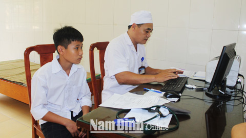 Trung tâm Y tế huyện Xuân Trường tổ chức khám chữa bệnh cho học sinh tham gia bảo hiểm y tế.  Bài và ảnh: Việt Thắng