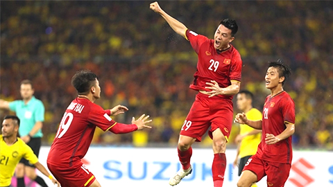Huy Hùng ăn mừng bàn thắng mở tỷ số cho ĐT Việt Nam cùng các đồng đội.