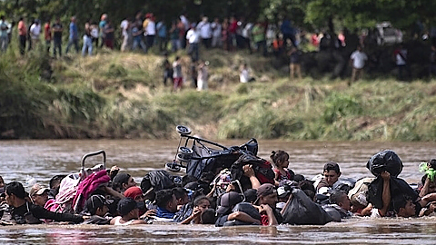 Người di cư tại khu vực biên giới Mỹ và Mexico. Ảnh: AFP.
