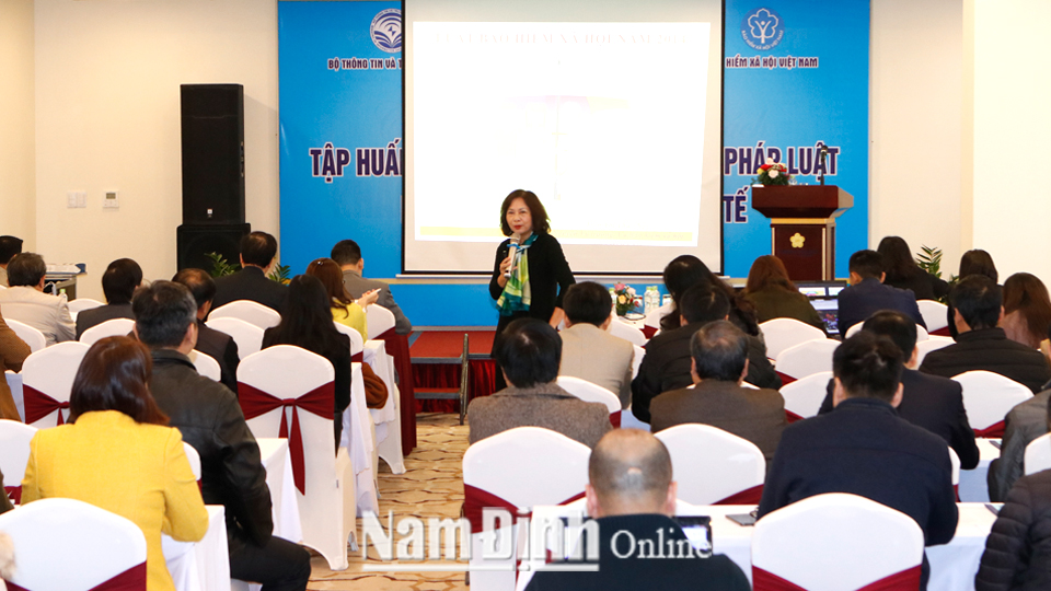 Đại diện BHXH Việt Nam phổ biến tới các cơ quan báo chí các những chính sách BHYT mới ban hành năm 2018. 