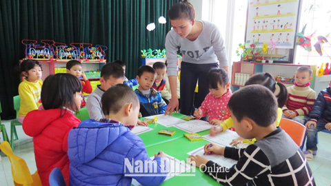 Giờ học của các cháu lớp 5 tuổi Trường Mầm non Thị trấn Ngô Đồng (Giao Thủy).