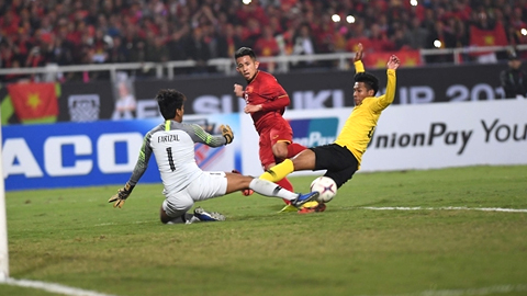 Một pha hãm khung thành đội tuyển Malaisia của cầu thủ Hồng Duy