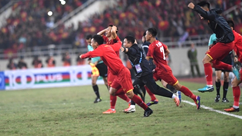Niềm vui vỡ òa của ĐT Việt Nam khi tiếng còi kết thúc trận đấu vang lên. 