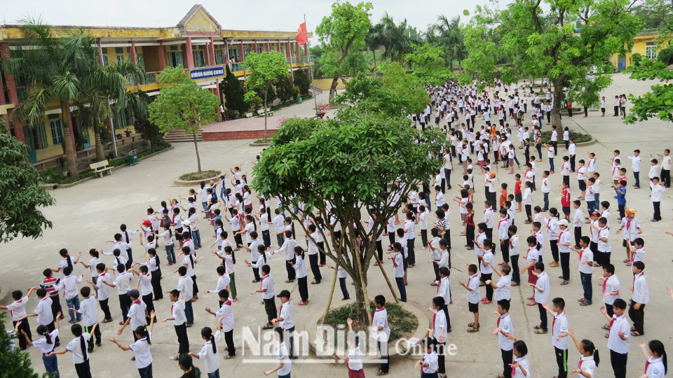 Các em học sinh Trường Tiểu học Mỹ Tân (Mỹ Lộc) trong một giờ ngoại khóa.  Bài và ảnh: Hồng Minh