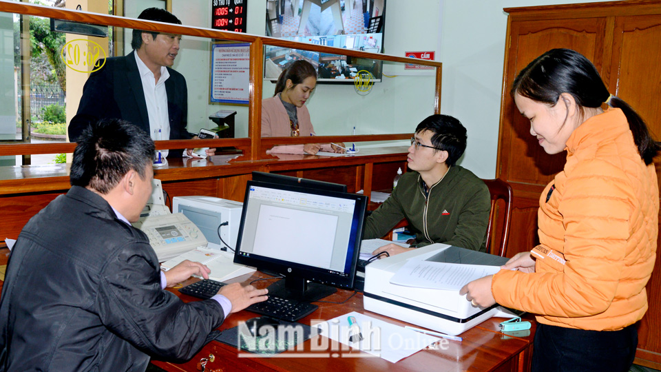 Giải quyết các thủ tục hành chính tại Trung tâm hành chính một cửa huyện Giao Thủy.