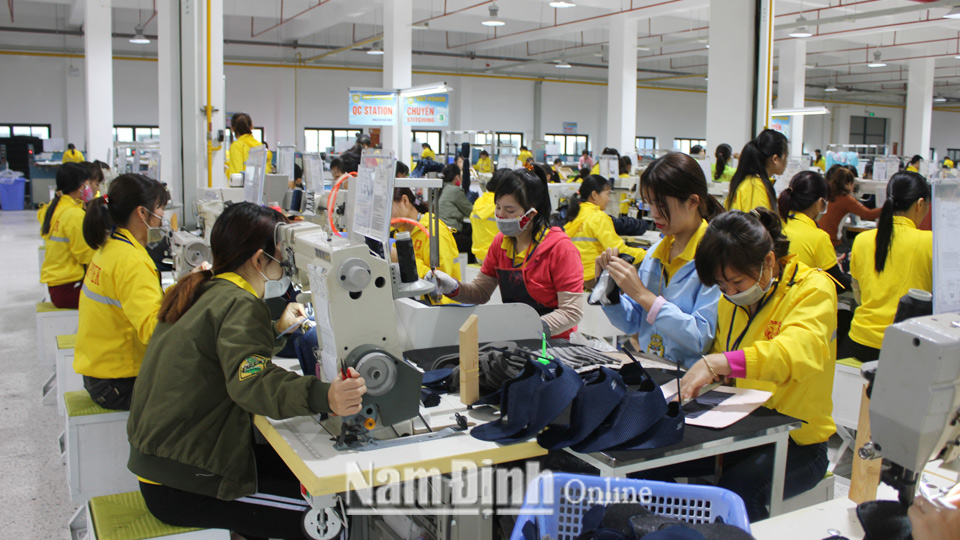 Sản xuất giày thể thao xuất khẩu tại Công ty trách nhiệm hữu hạn Việt Power, xã Hải Tân (Hải Hậu).