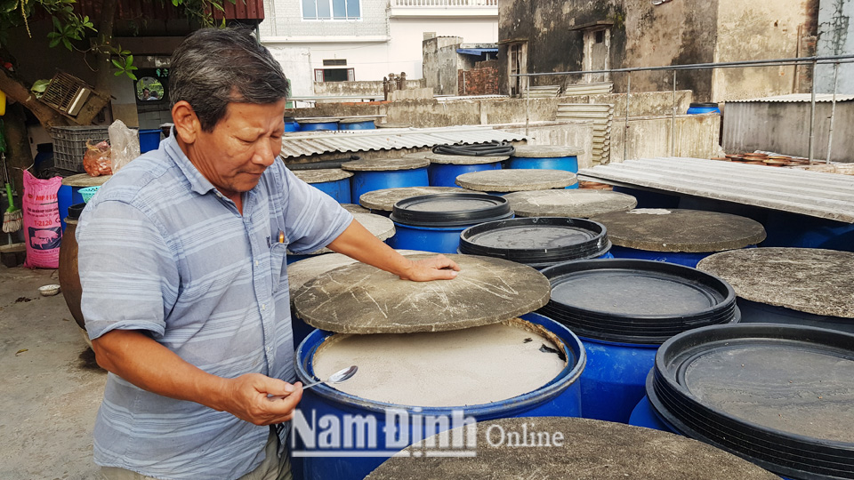 Sản xuất nước mắm tại hộ ông Trần Minh Sơ, ở xóm 6 Mỹ Bình, xã Giao Châu (Giao Thuỷ).