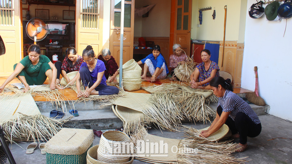 Cơ sở đan cói của chị Nguyễn Thị Hợi tạo việc làm, thu nhập cho hội viên phụ nữ.
