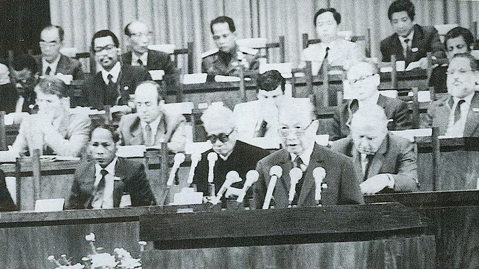 Đồng chí Trường Chinh đọc Báo cáo chính trị tại Đại hội lần thứ VI của Đảng, tháng 12-1986.