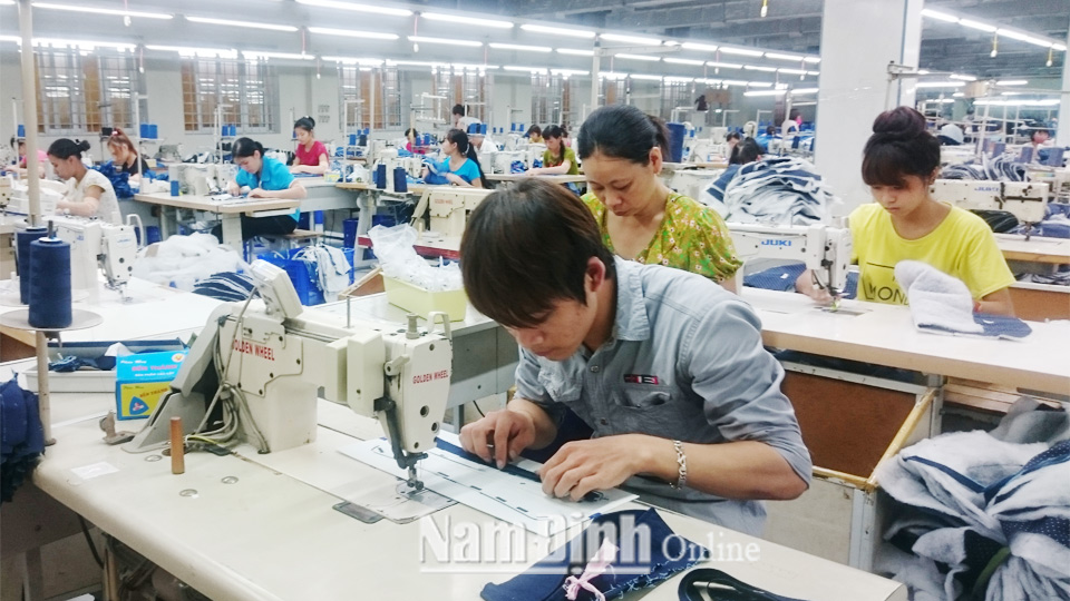 Sản xuất trang phục xuất khẩu tại Công ty cổ phần Dệt may Đức Anh, xã Đại An (Vụ Bản).