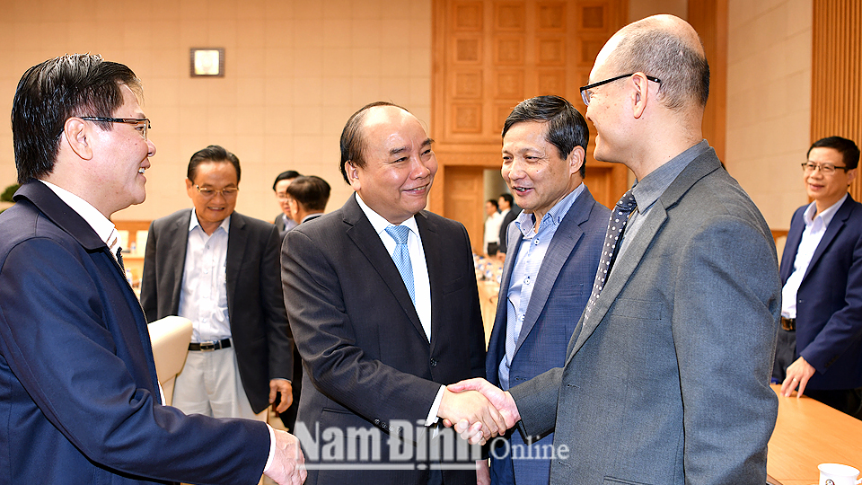 Thủ tướng Nguyễn Xuân Phúc với các thành viên Tổ tư vấn kinh tế. Ảnh: VGP/Quang Hiếu