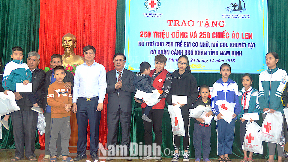 Đồng chí Trần Lê Đoài, Tỉnh ủy viên, Phó Chủ tịch UBND tỉnh và đại diện câu lạc bộ Golf Hội đồng hương Nam Định tại Thành phố Hồ Chí Minh trao tặng quà cho trẻ em mồ côi, khuyết tật có hoàn cảnh đặc biệt khó khăn.