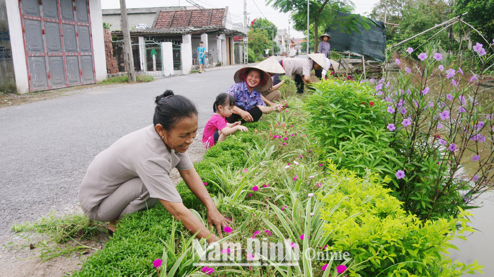 Nhân dân xã Hải Nam chăm sóc đường hoa, tạo cảnh quan xanh - sạch - đẹp.