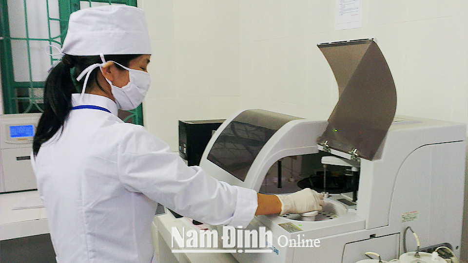 Xét nghiệm sinh hoá và huyết học tại Trung tâm Y tế huyện Xuân Trường.