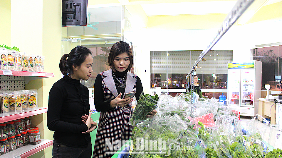 Hướng dẫn người tiêu dùng cách quét mã vạch QR code để truy xuất nguồn gốc thực phẩm tại Trung tâm giới thiệu sản phẩm nông nghiệp sạch Nam Định.