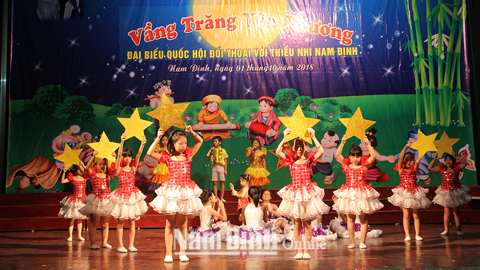 Thiếu nhi Thành phố Nam Định biểu diễn văn nghệ tại chương trình “Vầng trăng yêu thương” năm 2018.