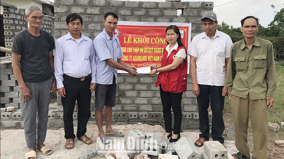 Hội Chữ thập đỏ huyện Giao Thủy bàn giao tiền hỗ trợ xây nhà chữ thập đỏ cho gia đình ông Nguyễn Văn Toàn ở đội 7, xã Giao Nhân.  Ảnh: Do cơ sở cung cấp