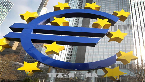 Biểu tượng đồng euro trước trụ sở cũ của ECB ở Frankfurt, Đức. Ảnh: AFP/TTXVN