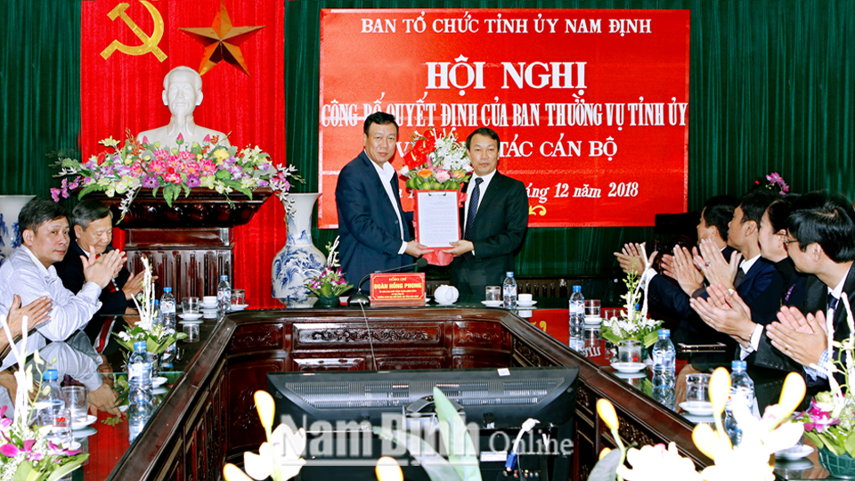 Đồng chí Đoàn Hồng Phong, Ủy viên Ban Chấp hành Trung ương Đảng, Bí thư Tỉnh ủy, Trưởng đoàn Đoàn đại biểu Quốc hội của tỉnh trao Quyết định cho đồng chí Nguyễn Văn Va.
