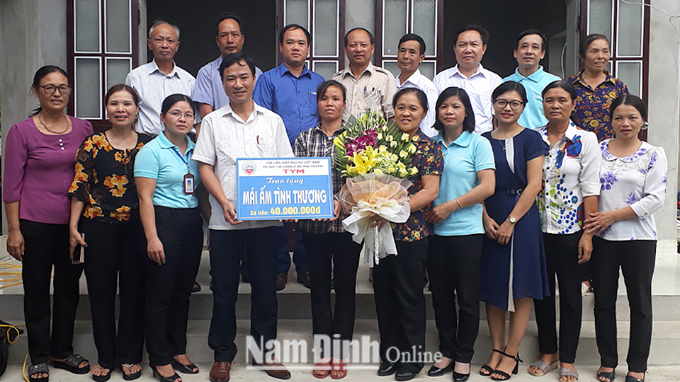 Quỹ TYM chi nhánh Ý Yên tặng Mái ấm tình thương cho hội viên phụ nữ nghèo xã Yên Nhân.